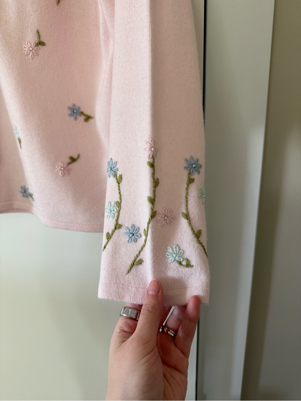 VINTAGE Designers Originals Light Pink Floral Embroidered V-Neck Cardigan - Picture 4 of 6